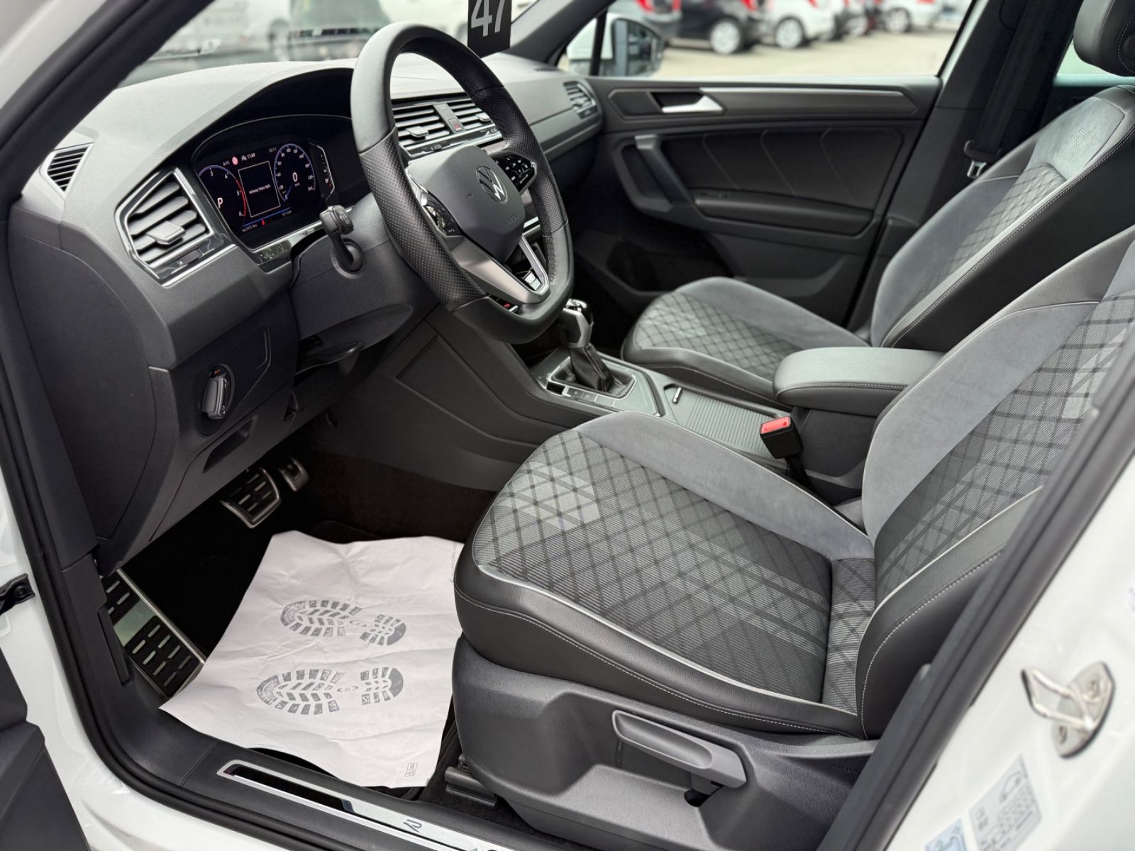 Volkswagen Tiguan 2023 г. Белый, пробег 35000 км