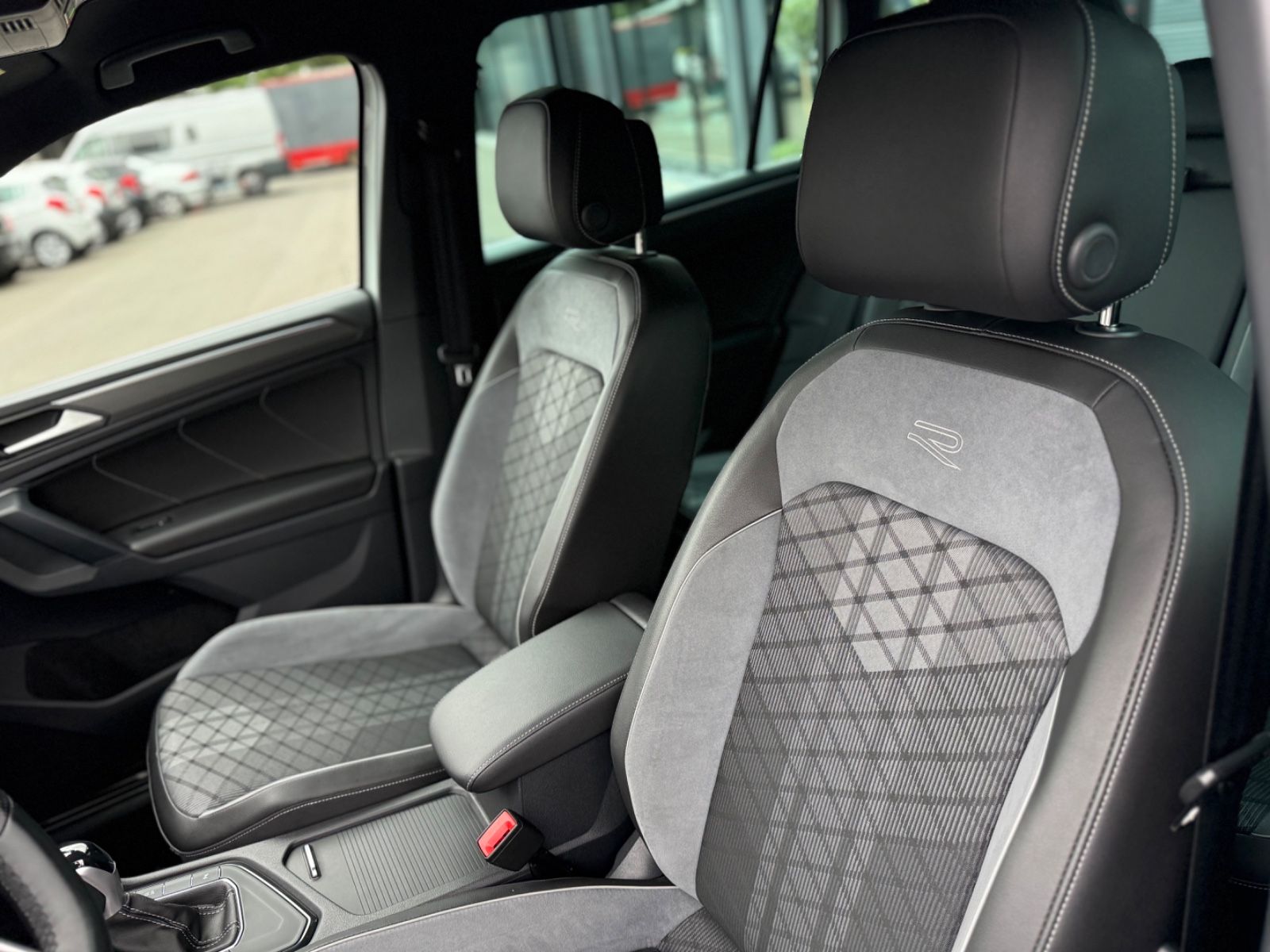 Volkswagen Tiguan 2023 г. Белый, пробег 35000 км