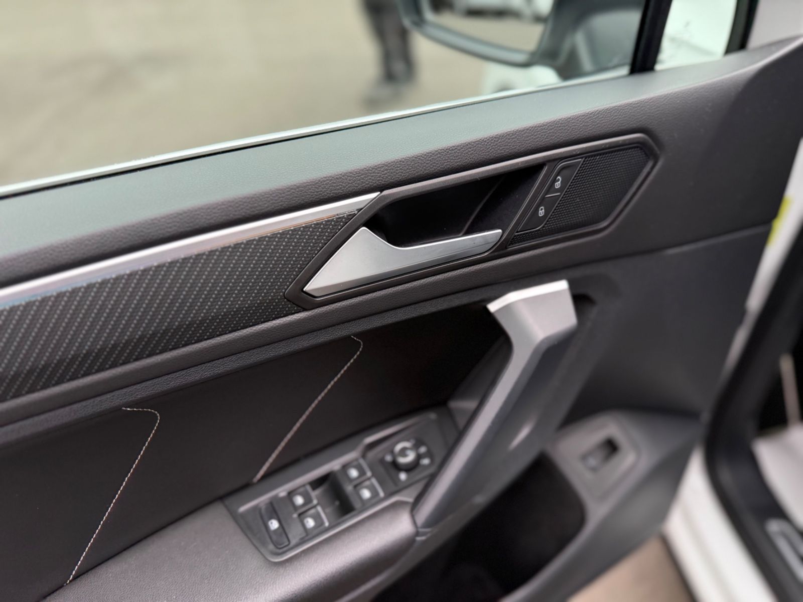 Volkswagen Tiguan 2023 г. Белый, пробег 35000 км