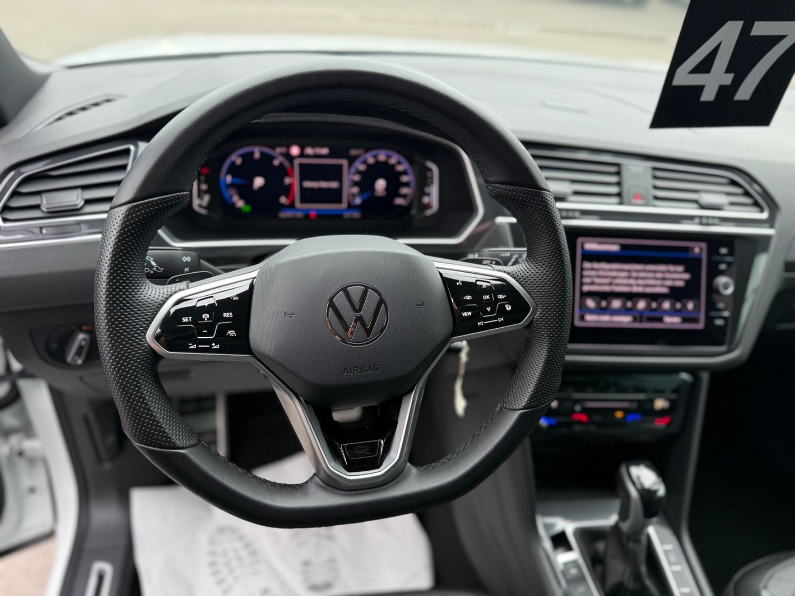 Volkswagen Tiguan 2023 г. Белый, пробег 35000 км