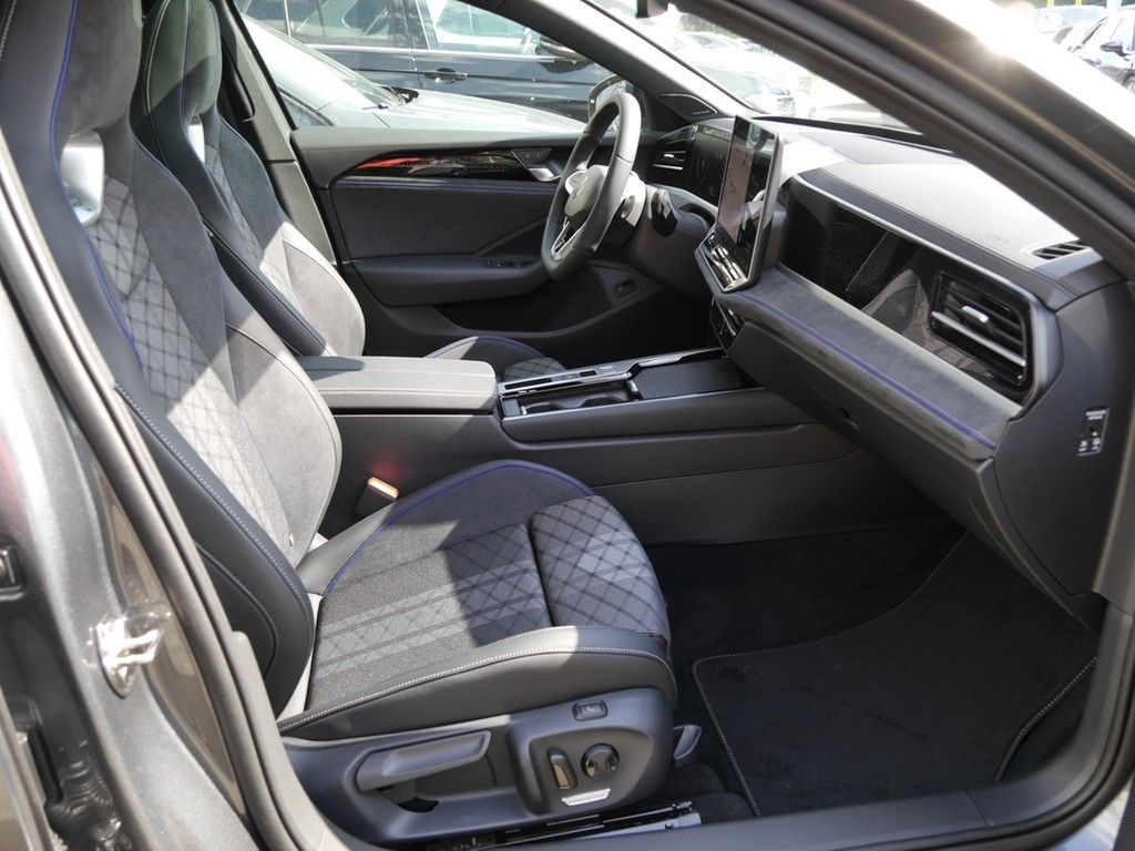 Volkswagen Passat 2025 г. Серый, пробег 42000 км