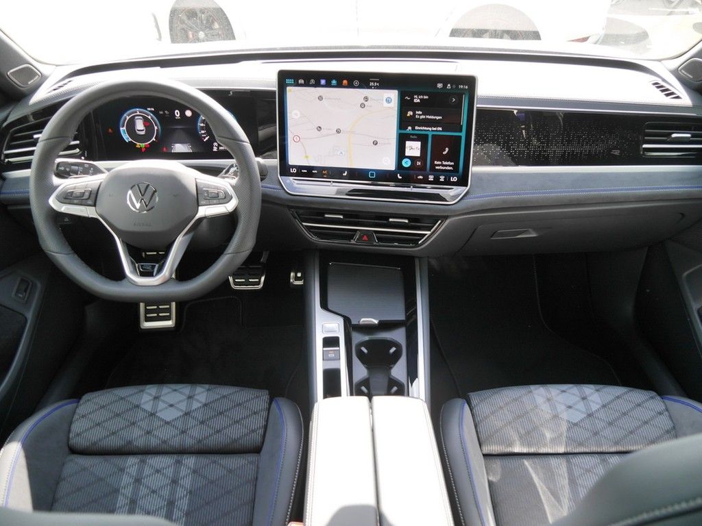 Volkswagen Passat 2025 г. Серый, пробег 42000 км