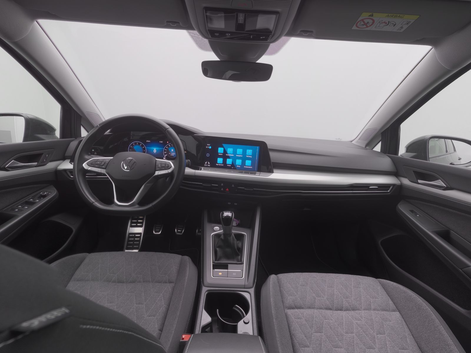 Volkswagen Golf 2024 г. Серый, пробег 37000 км