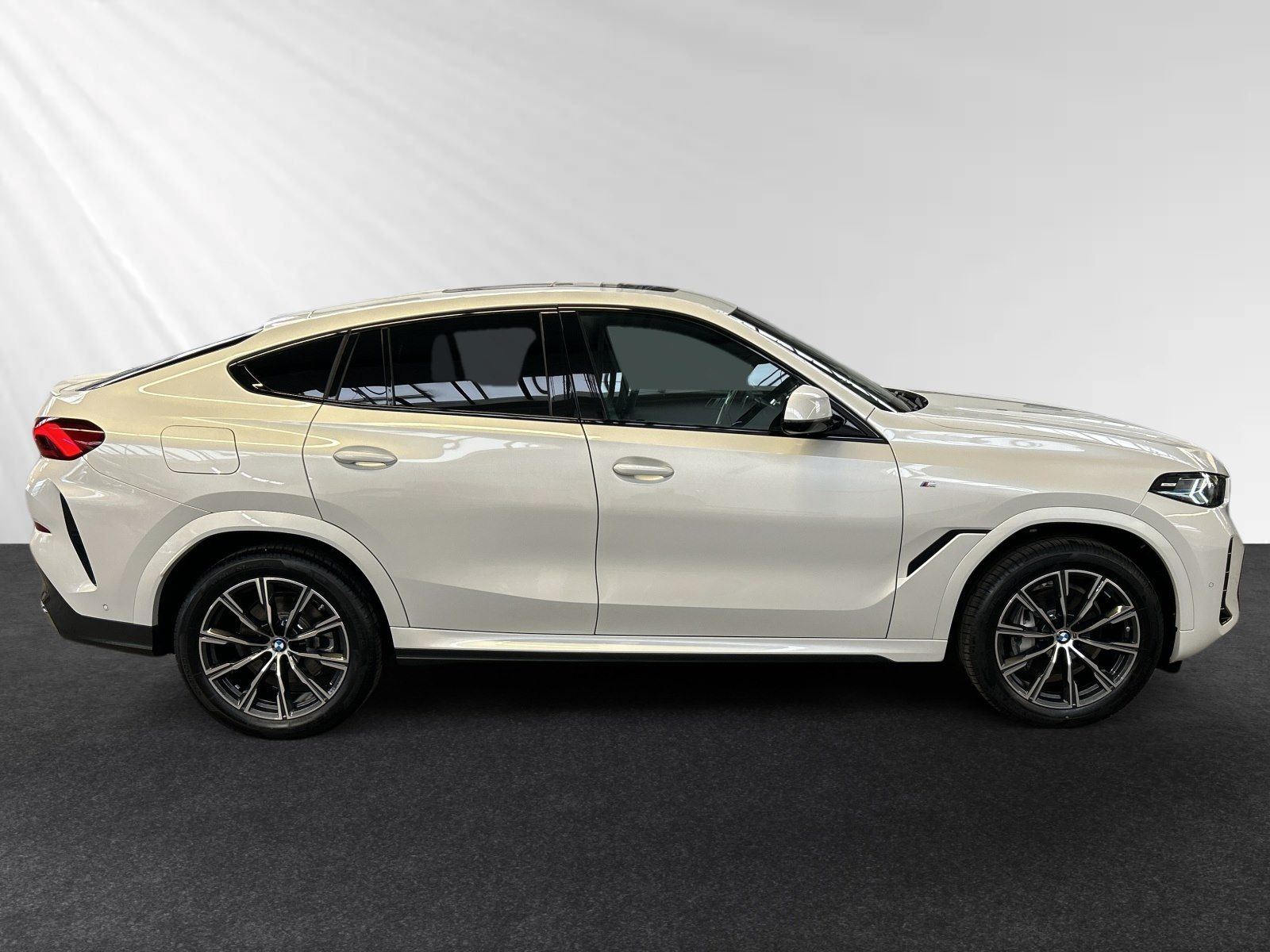 BMW X6 2024 г. Белый, пробег 19531 км