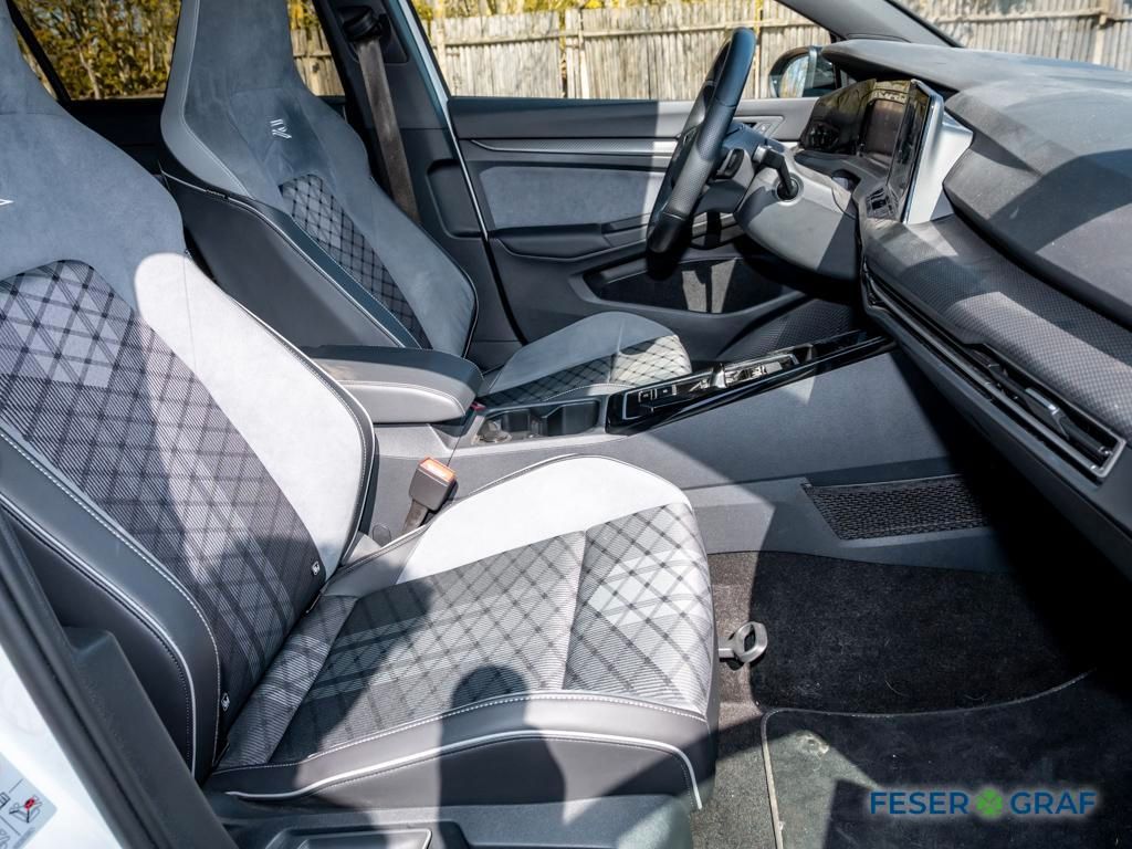 Volkswagen Golf 2024 г. Белый, пробег 44975 км