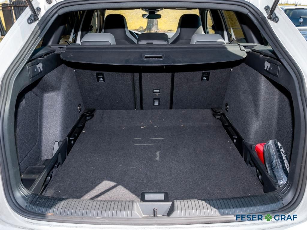 Volkswagen Golf 2024 г. Белый, пробег 44975 км