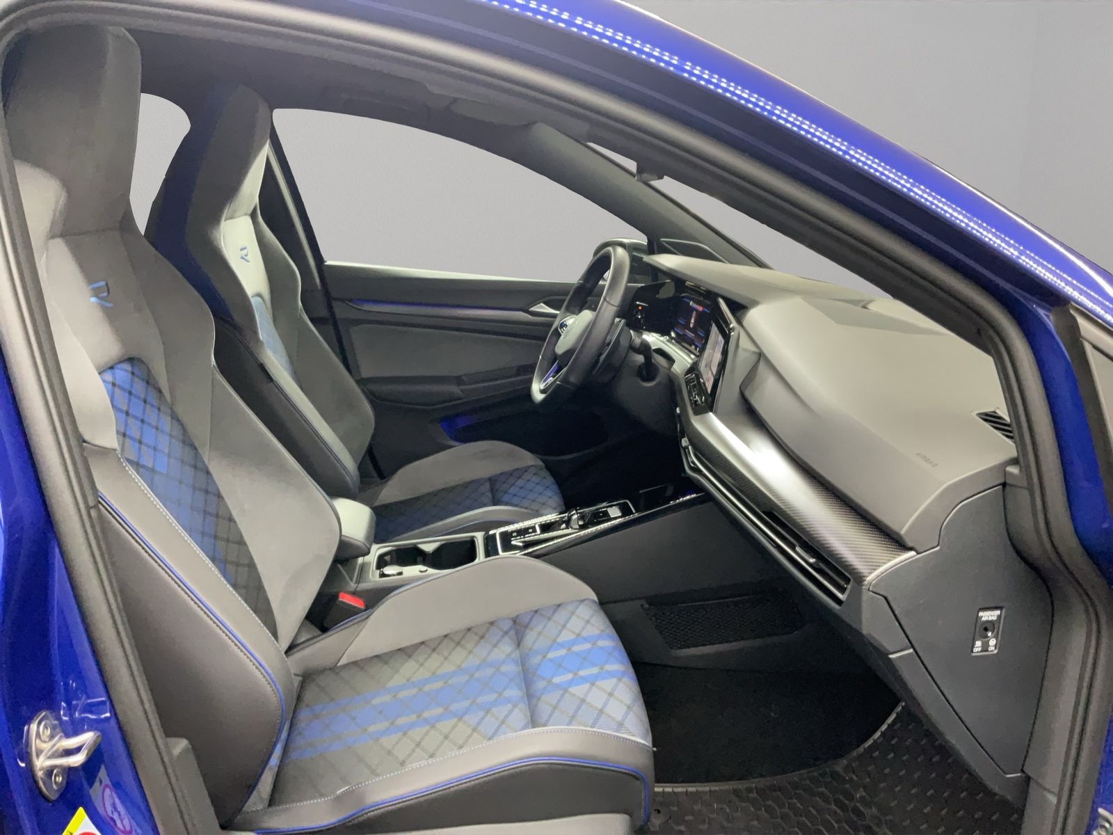 Volkswagen Golf 2023 г. Синий, пробег 22377 км