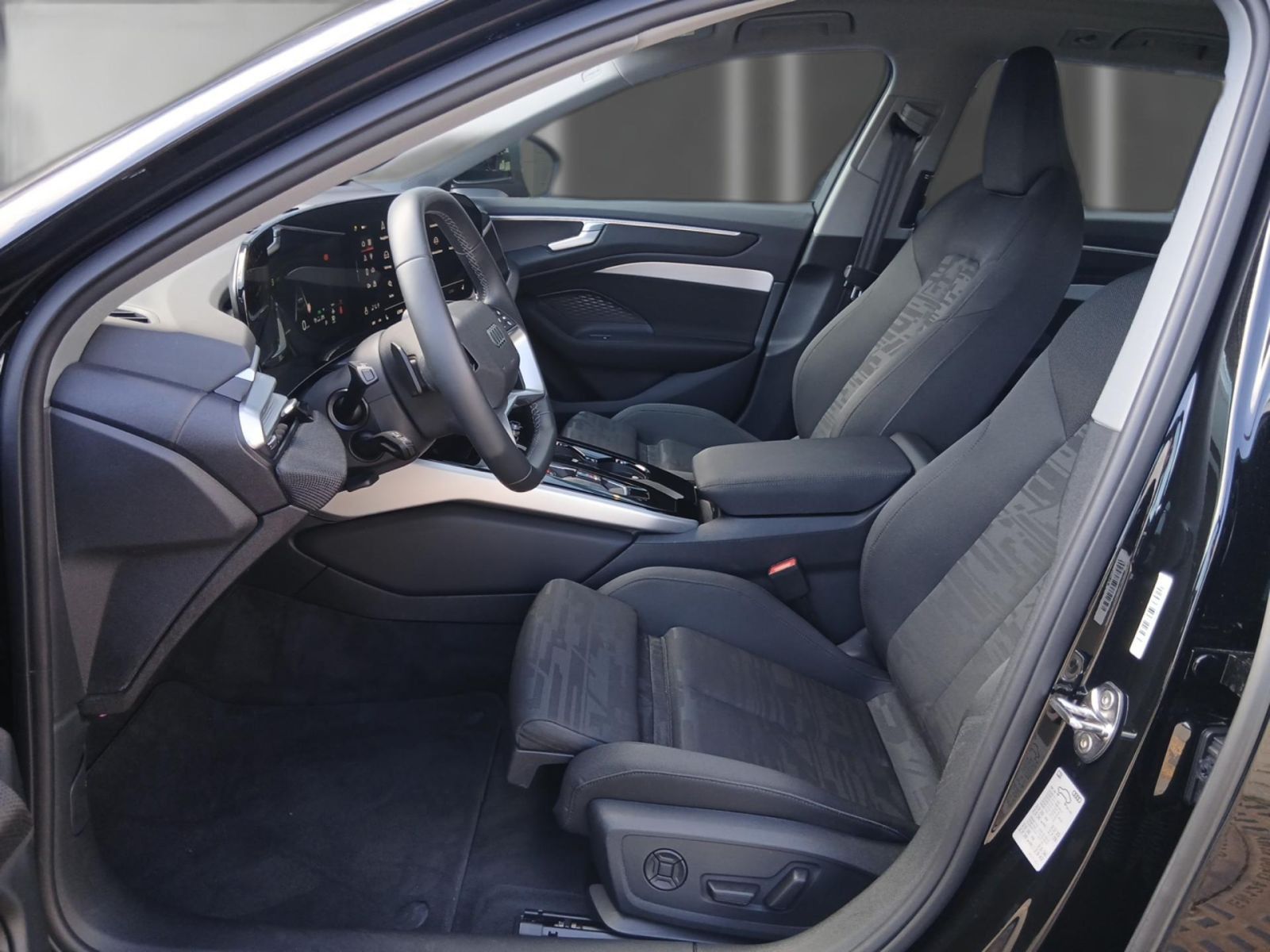 Audi A6 2025 г. Чёрный, пробег 27404 км