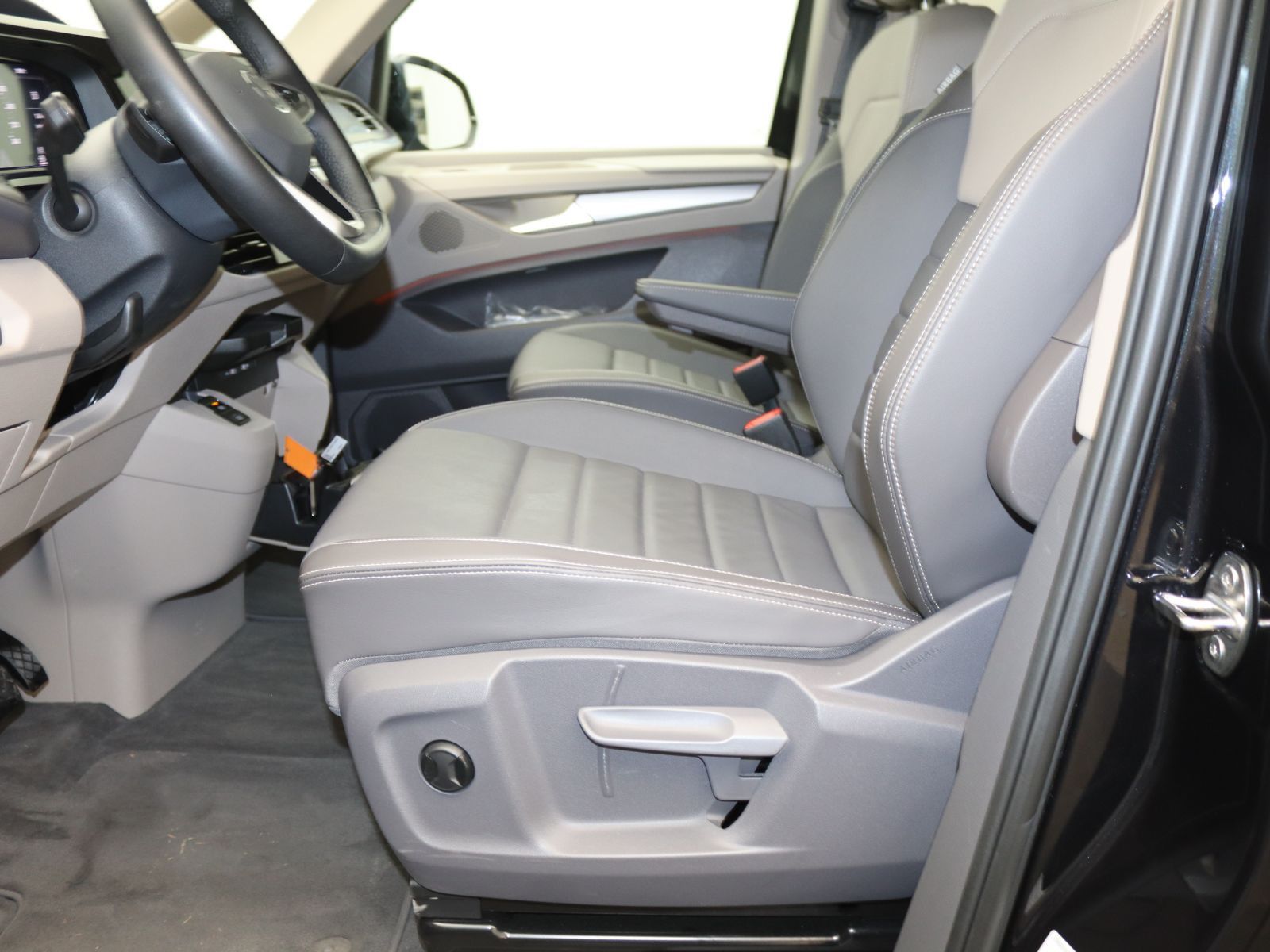 Volkswagen T7 MULTIVAN 2025 г. Чёрный, пробег 15500 км