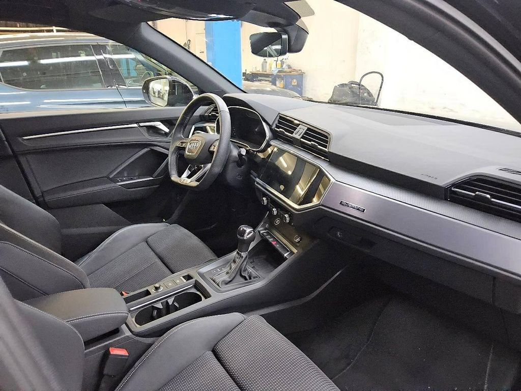 Audi Q3 2022 г. Чёрный, пробег 44070 км