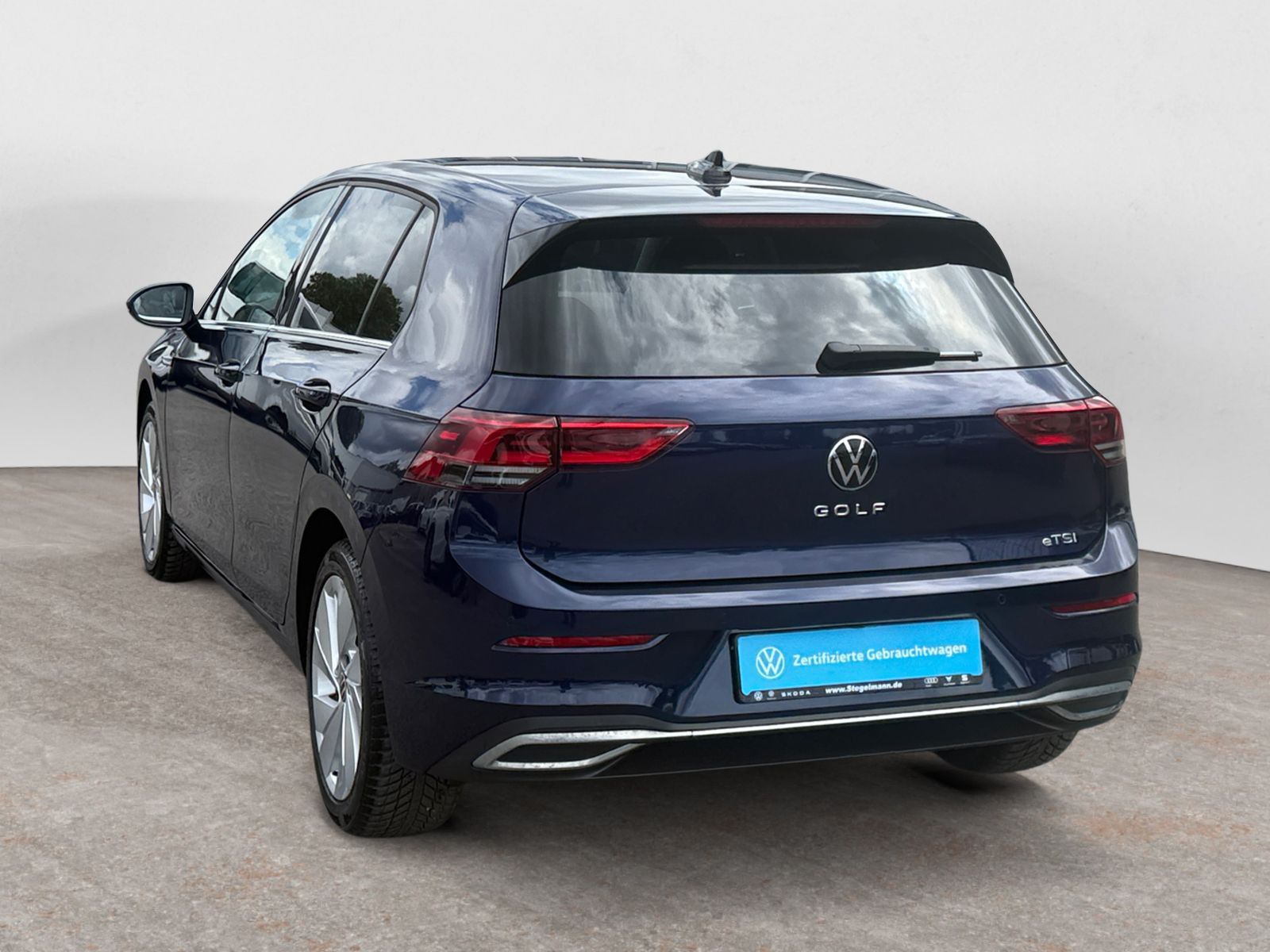 Volkswagen Golf 2024 г. Синий, пробег 49989 км
