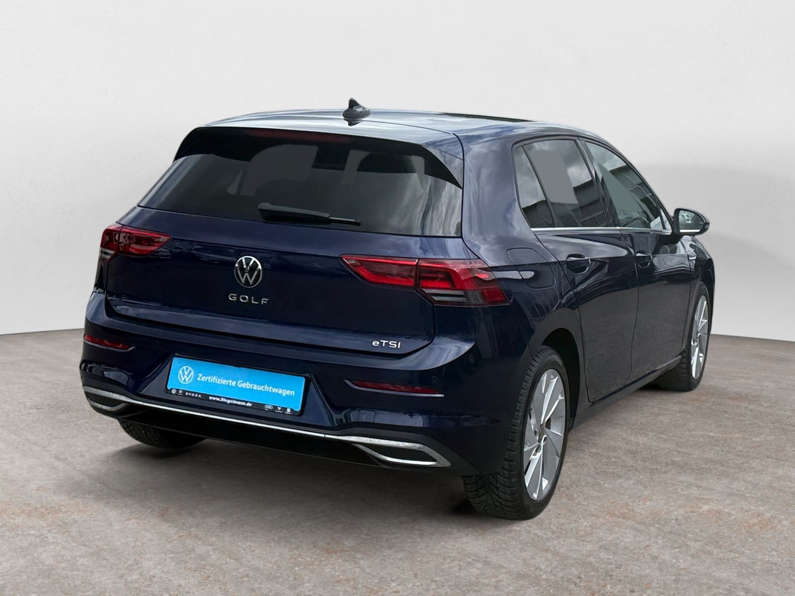 Volkswagen Golf 2024 г. Синий, пробег 49989 км