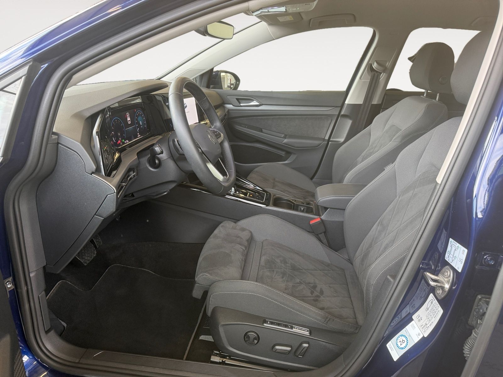 Volkswagen Golf 2024 г. Синий, пробег 49989 км