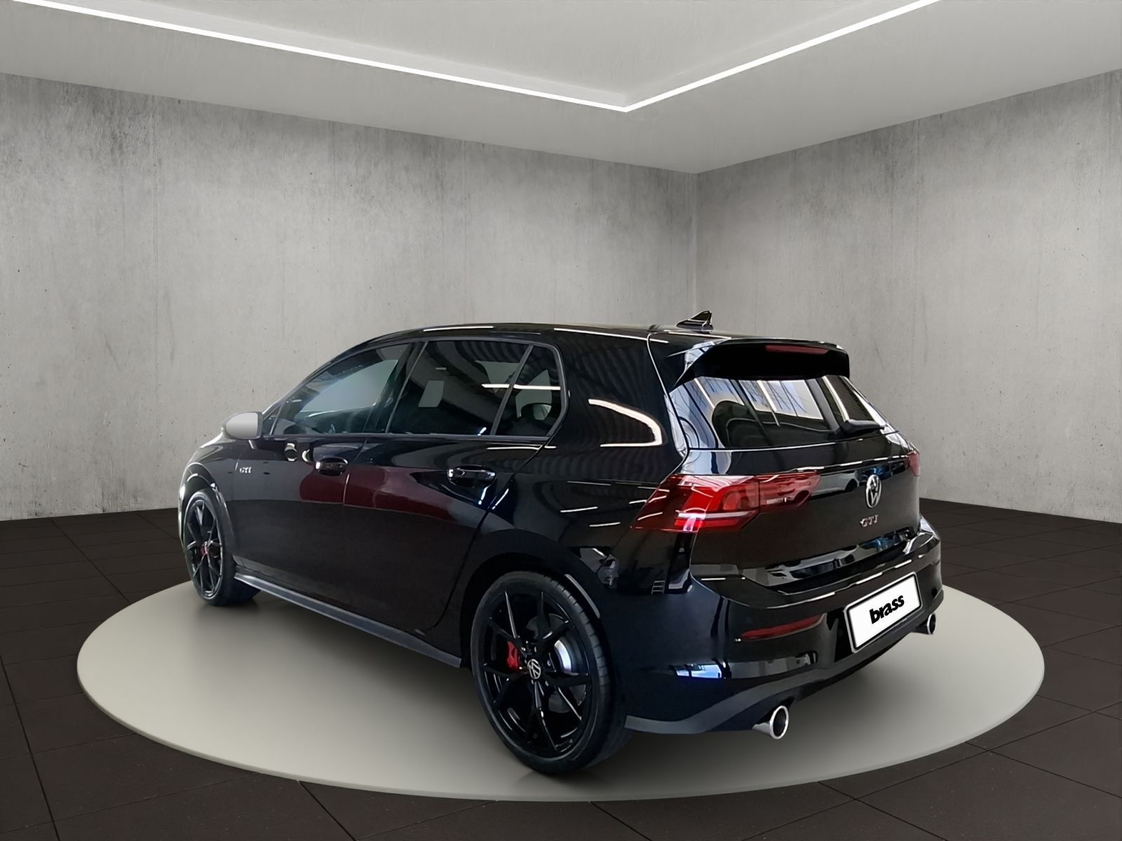 Volkswagen Golf 2026 г. Чёрный, пробег 5000 км