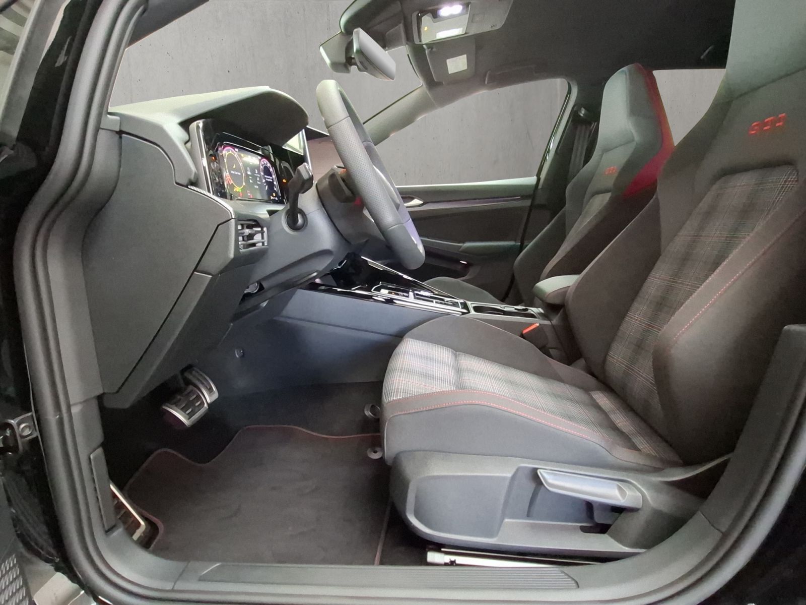 Volkswagen Golf 2026 г. Чёрный, пробег 5000 км