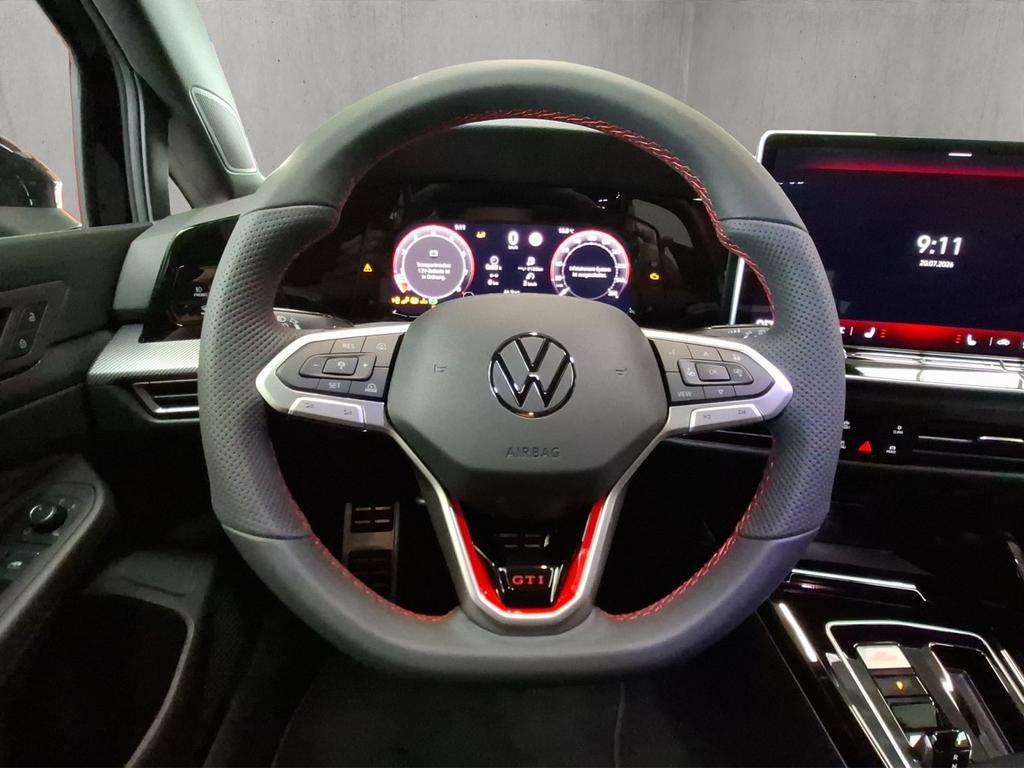 Volkswagen Golf 2026 г. Чёрный, пробег 5000 км