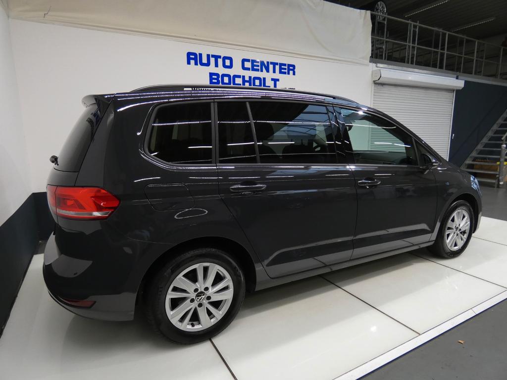 Volkswagen Touran 2025 г. Чёрный, пробег 57000 км