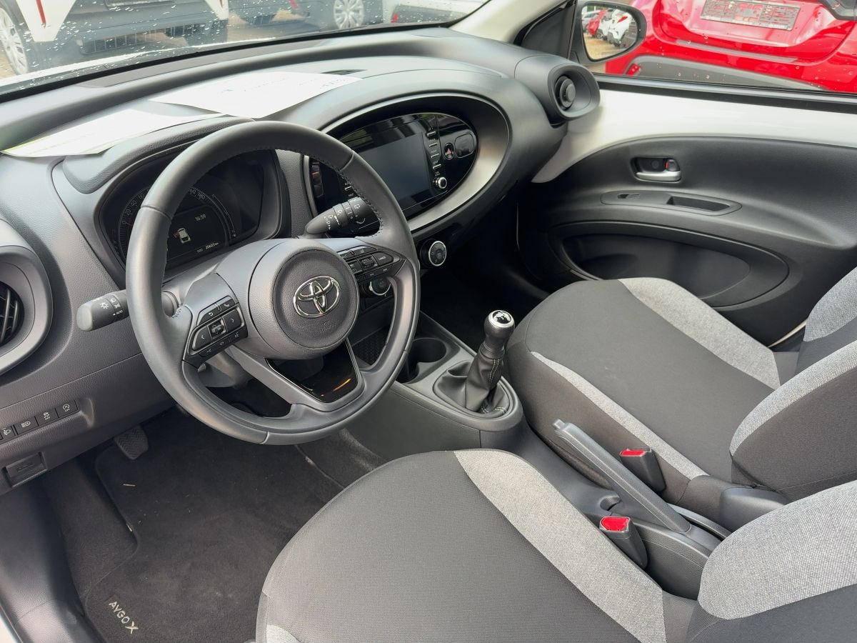 Toyota AYGO (X) 2022 г. Белый, пробег 32000 км