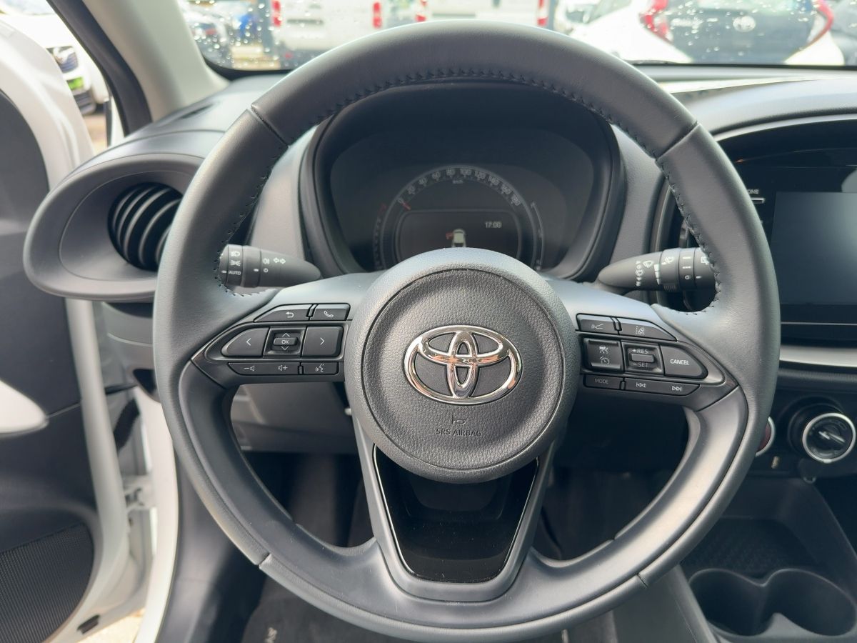 Toyota AYGO (X) 2022 г. Белый, пробег 32000 км