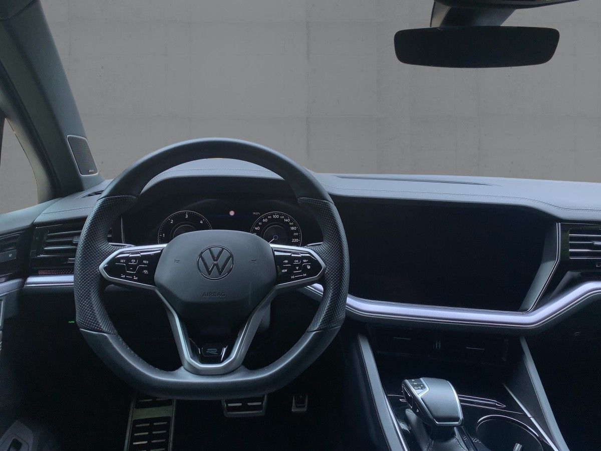 Volkswagen Touareg 2021 г. Чёрный, пробег 53200 км