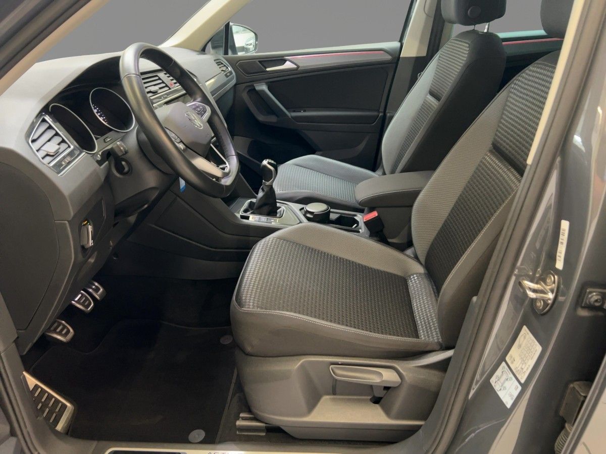 Volkswagen Tiguan 2022 г. Серый, пробег 45271 км