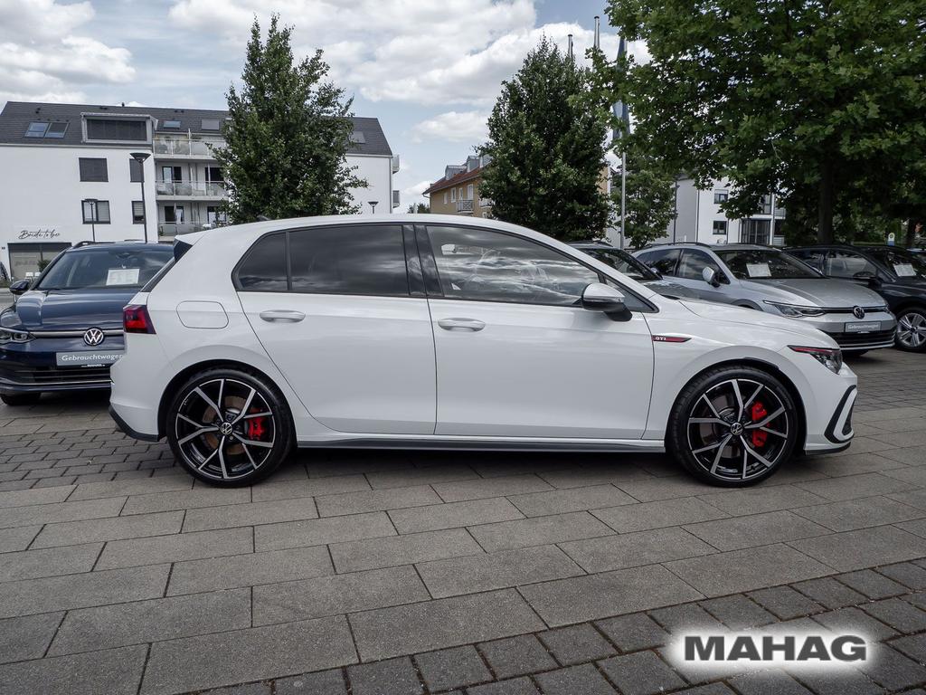 Volkswagen Golf 2024 г. Белый, пробег 19653 км