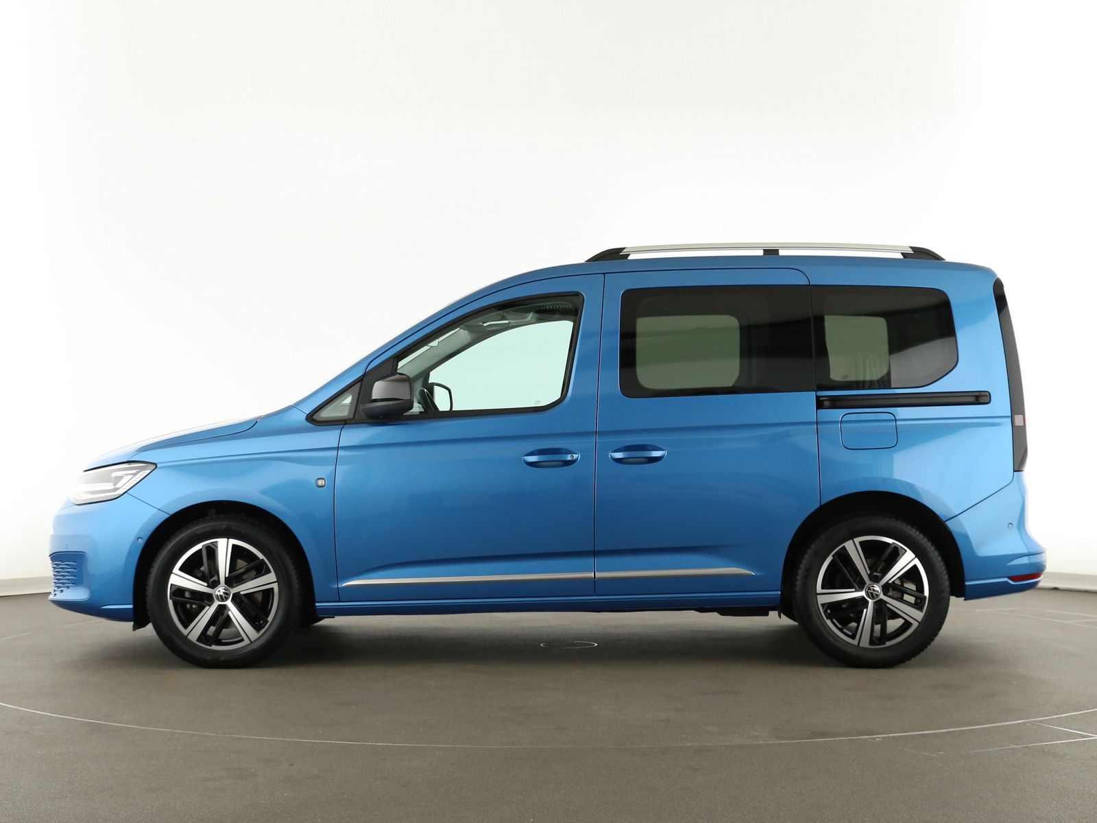 Volkswagen Caddy 2023 г. Синий, пробег 55600 км