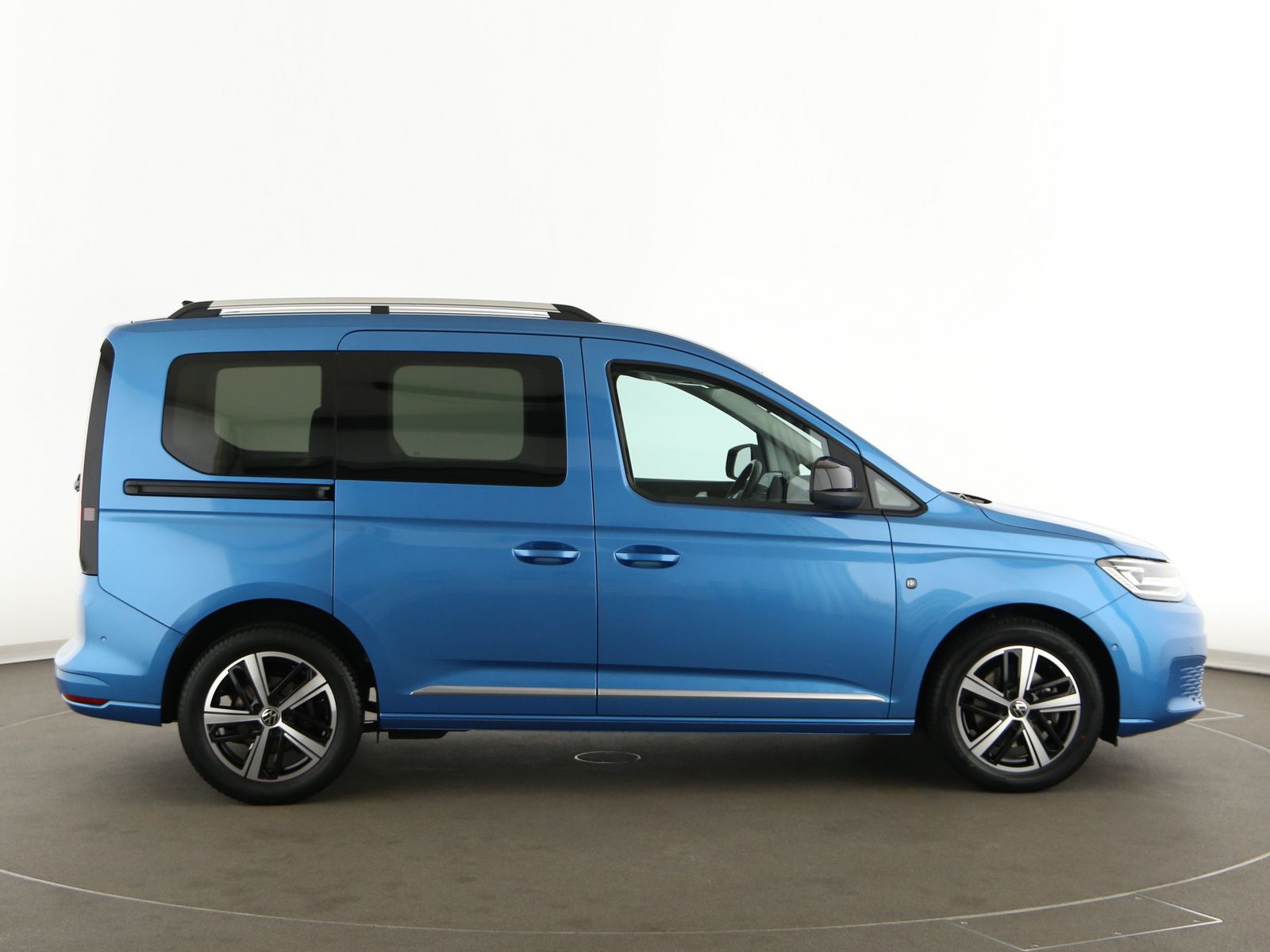 Volkswagen Caddy 2023 г. Синий, пробег 55600 км