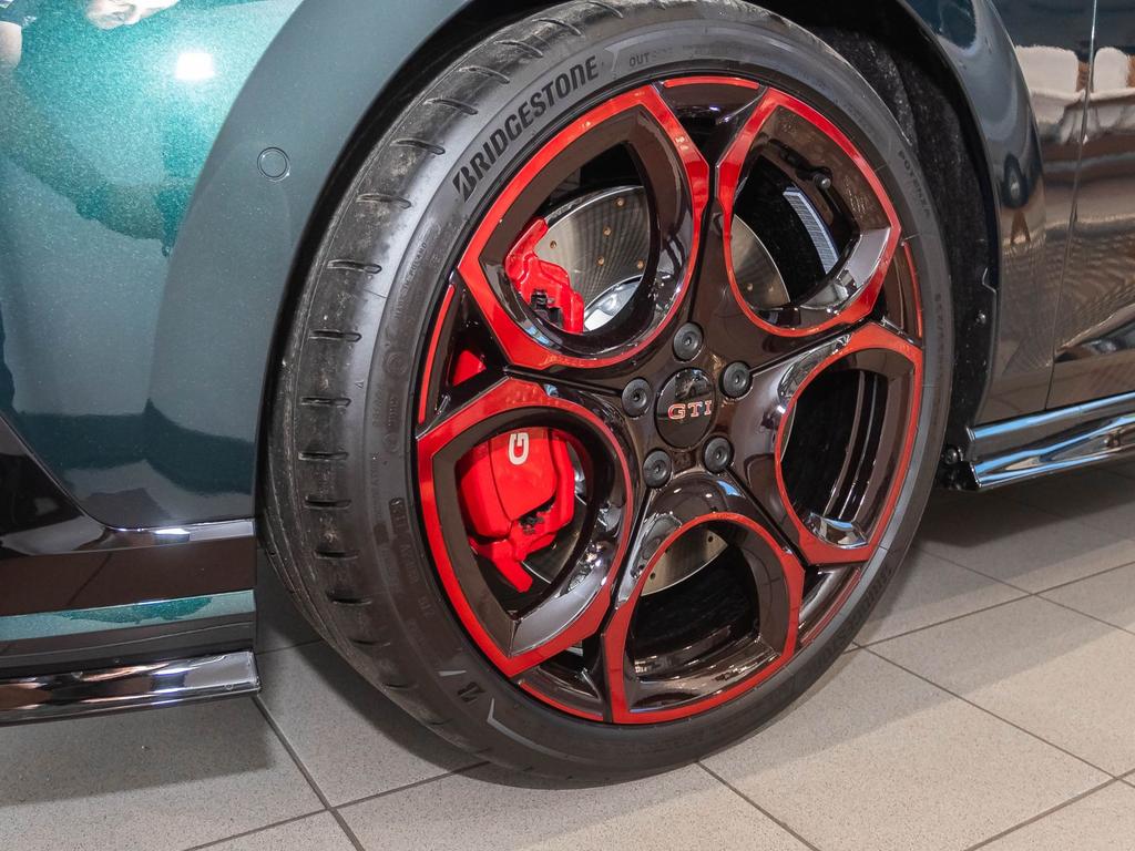 Volkswagen Golf 2026 г. Зелёный, пробег 1940 км