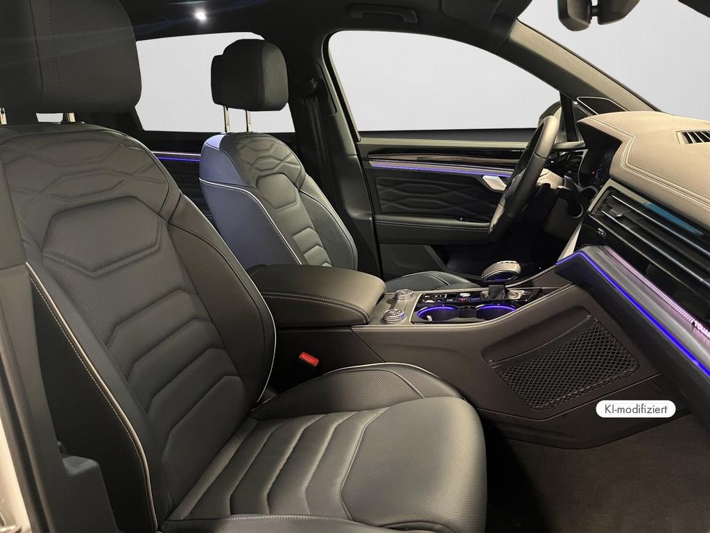 Volkswagen Touareg 2025 г. Белый, пробег 27927 км