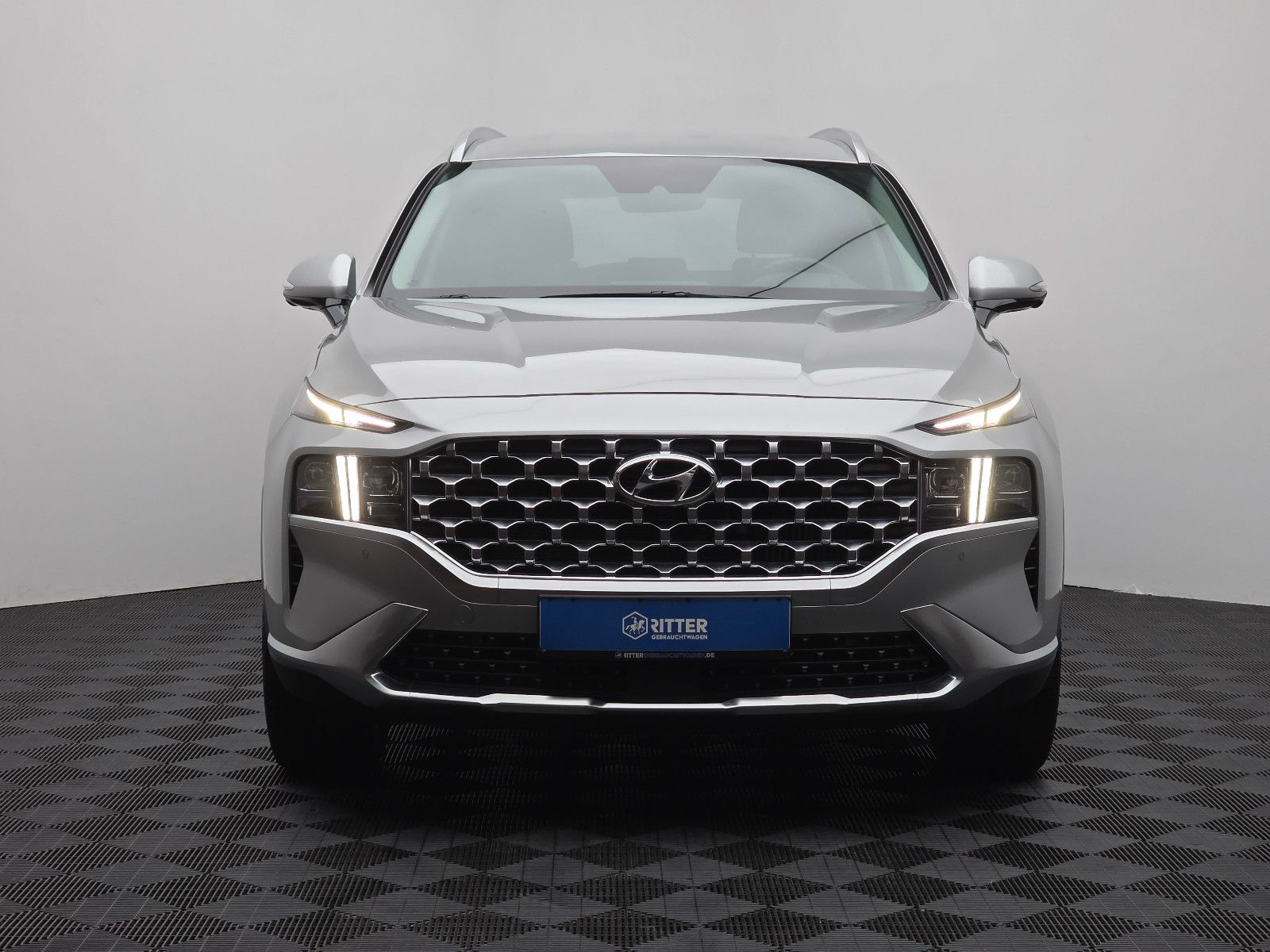 Hyundai Santa Fe 2023 г. Серебристый, пробег 50000 км