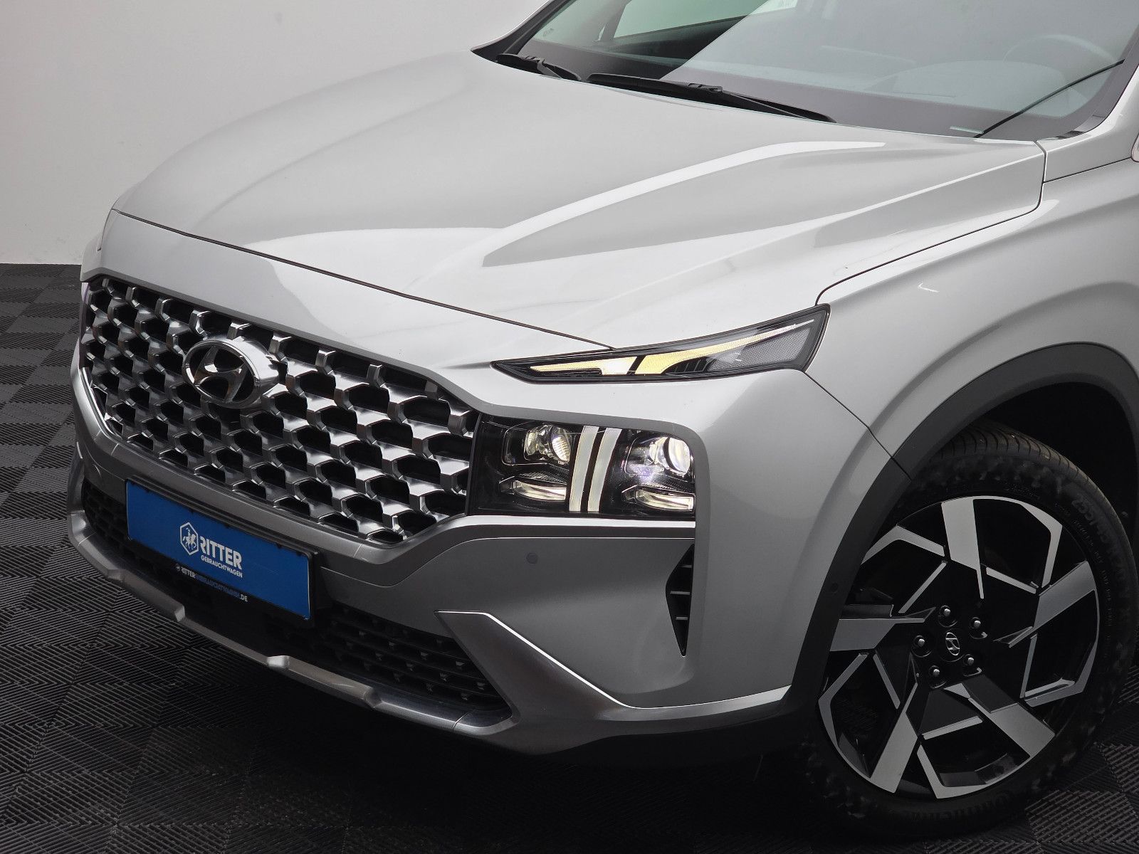 Hyundai Santa Fe 2023 г. Серебристый, пробег 50000 км