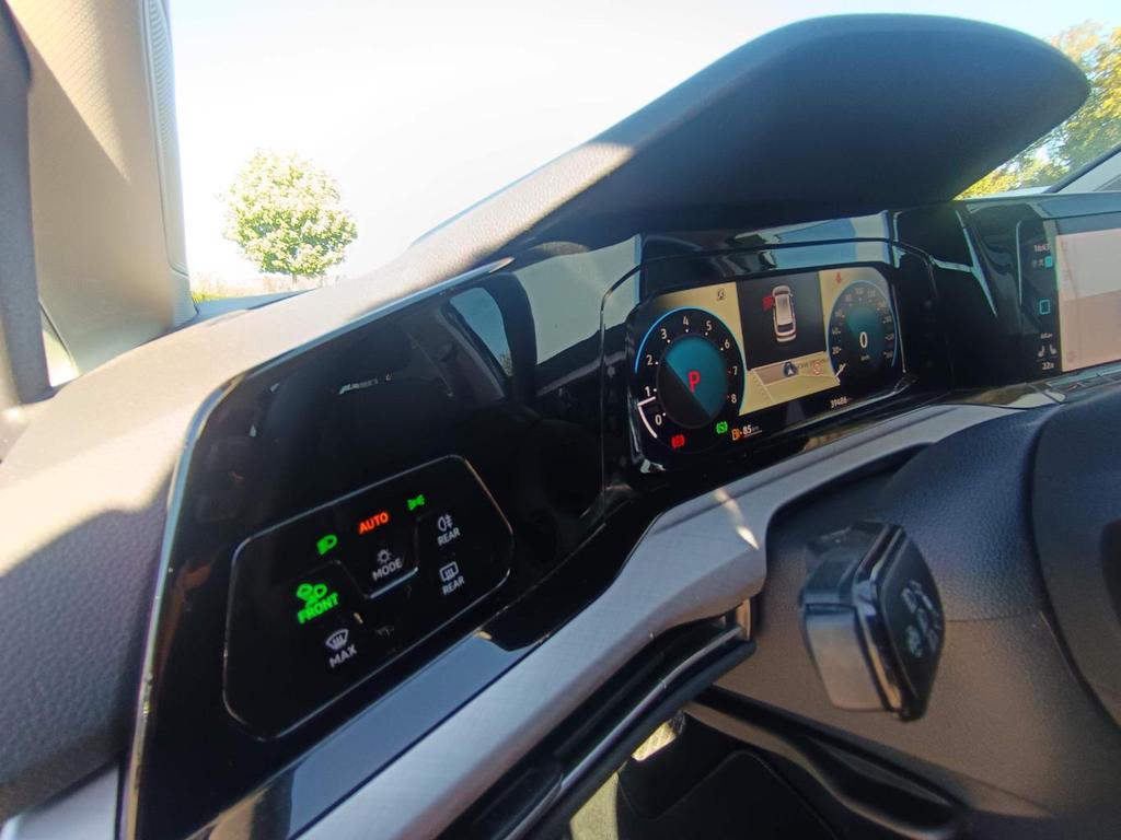 Volkswagen Golf 2023 г. Чёрный, пробег 39480 км