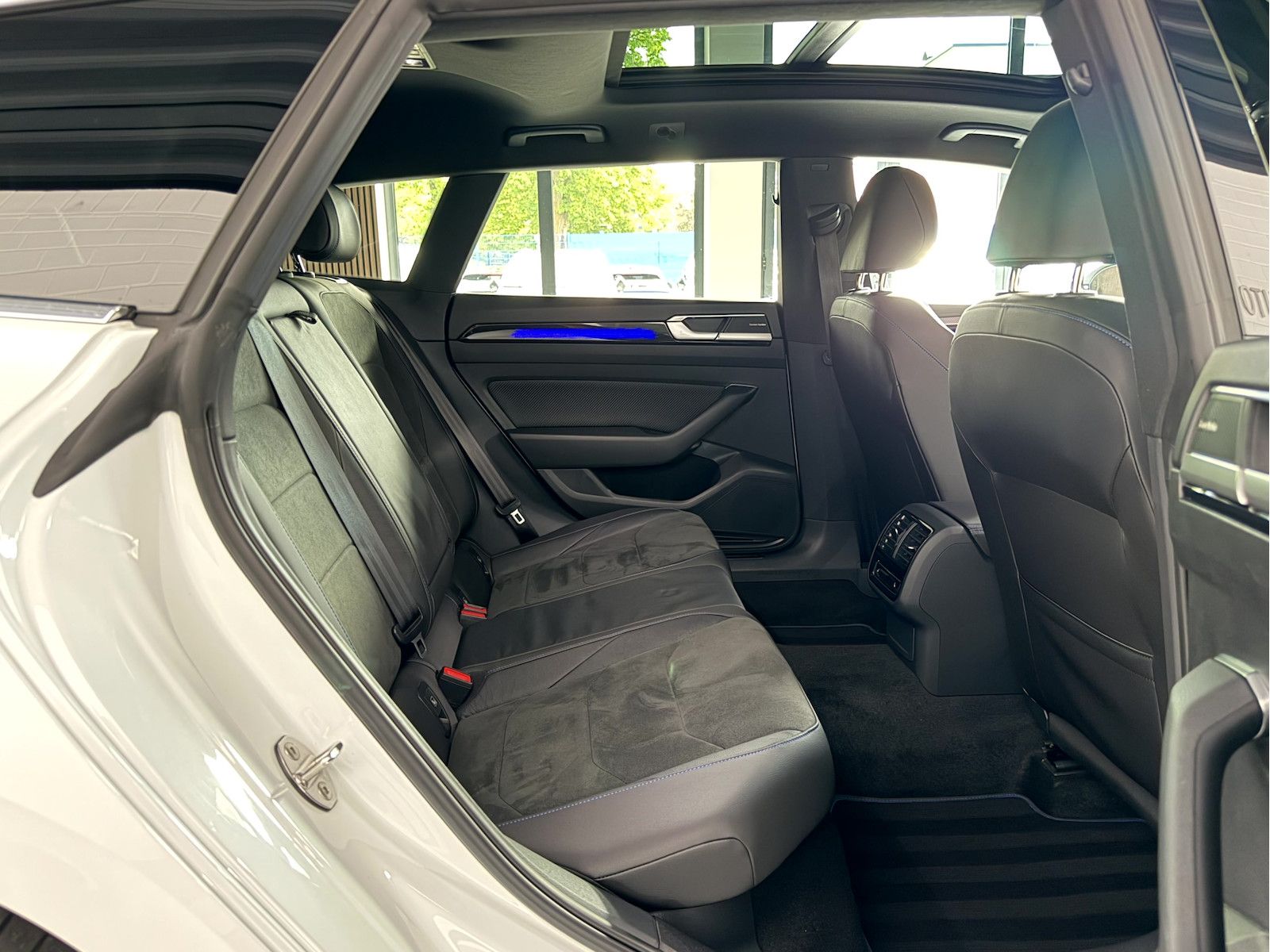 Volkswagen Arteon 2023 г. Белый, пробег 55710 км
