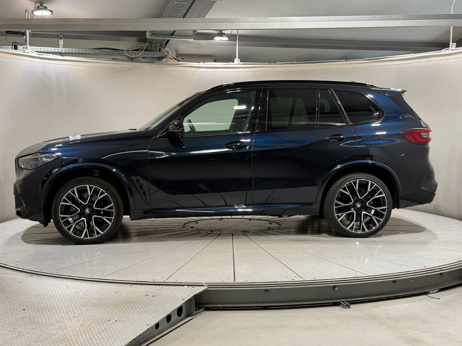 BMW X5 M60 2023 г. Чёрный, пробег 12600 км