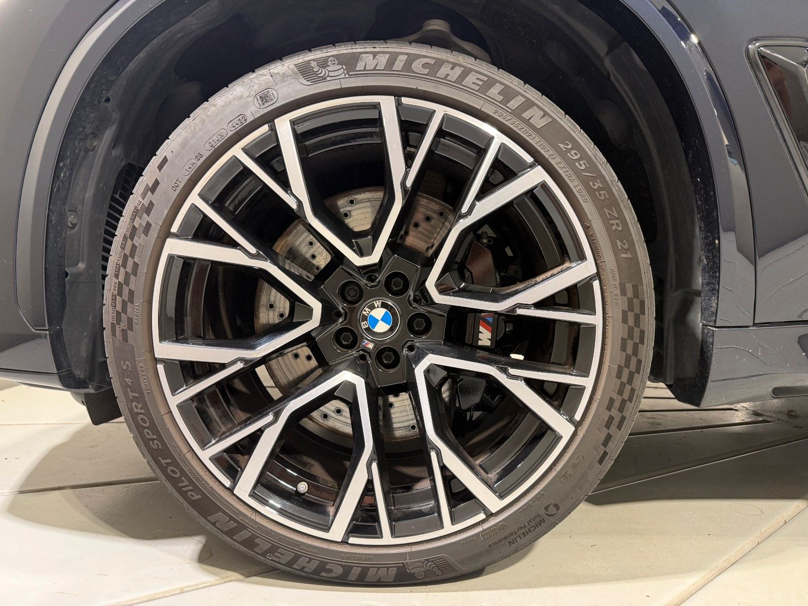BMW X5 M60 2023 г. Чёрный, пробег 12600 км