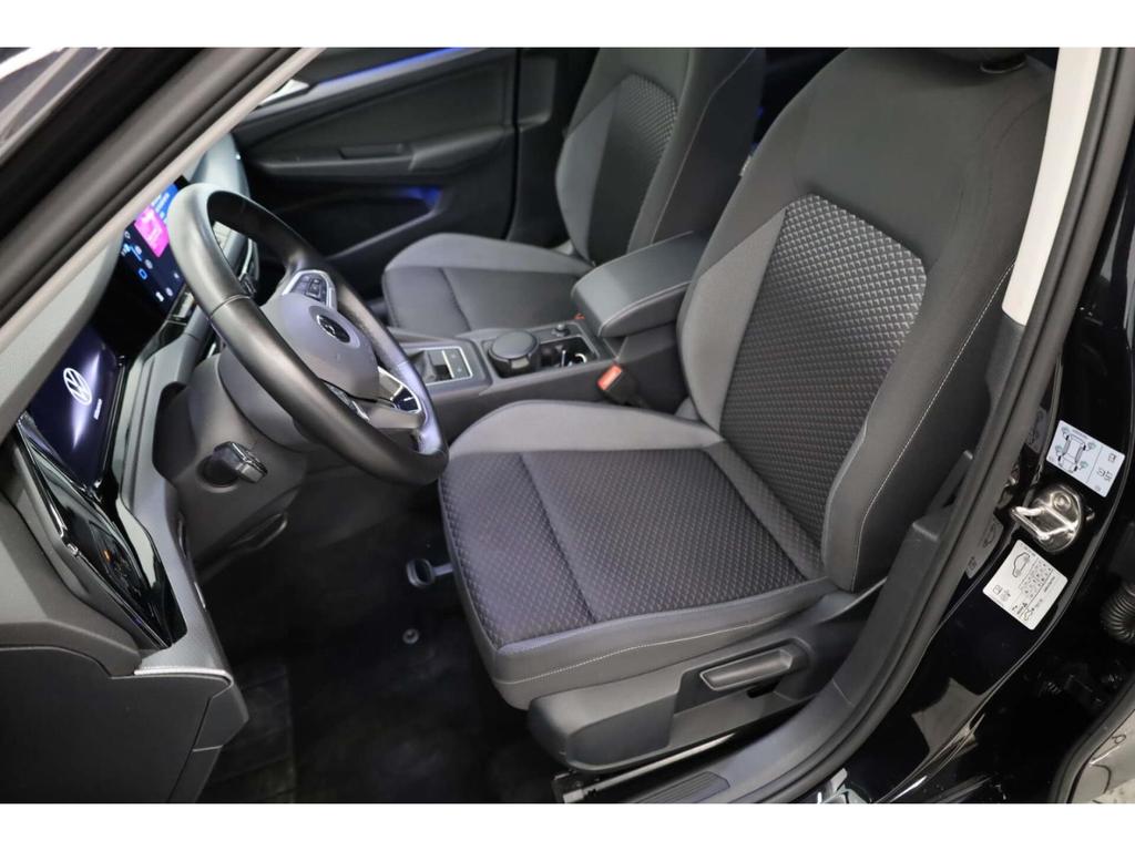 Volkswagen Golf 2023 г. Чёрный, пробег 47995 км