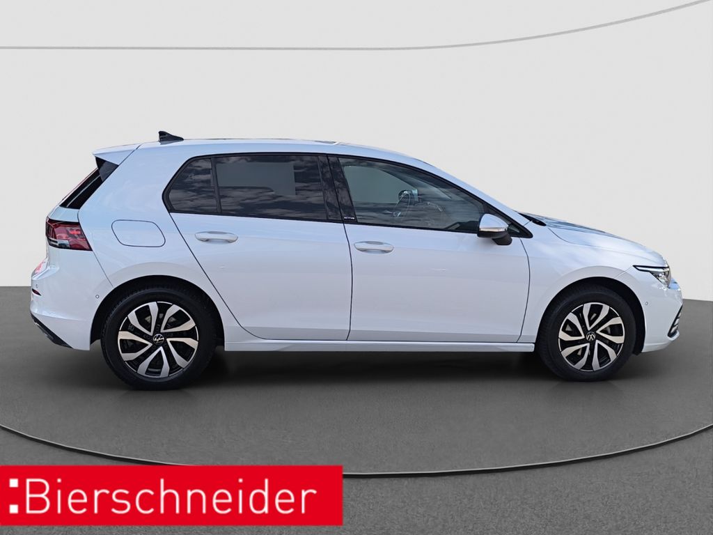 Volkswagen Golf 2023 г. Белый, пробег 52650 км