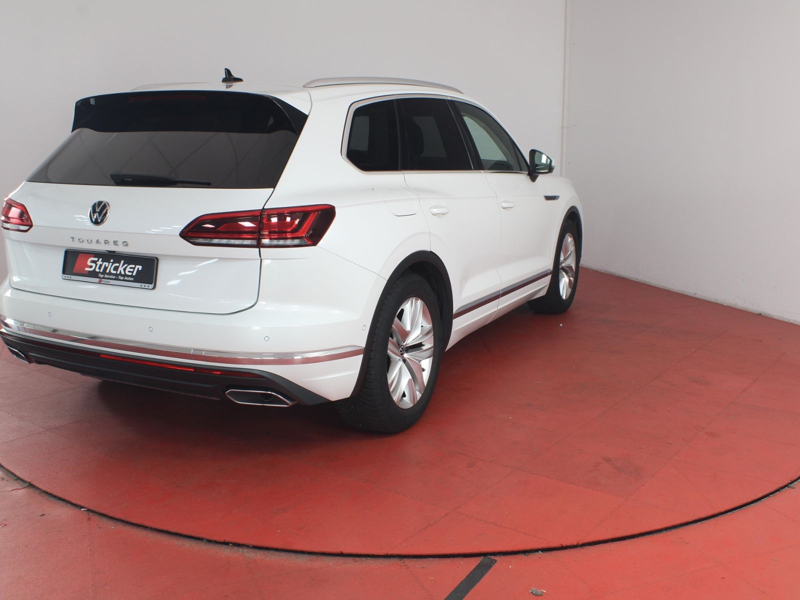 Volkswagen Touareg 2023 г. Белый, пробег 53125 км