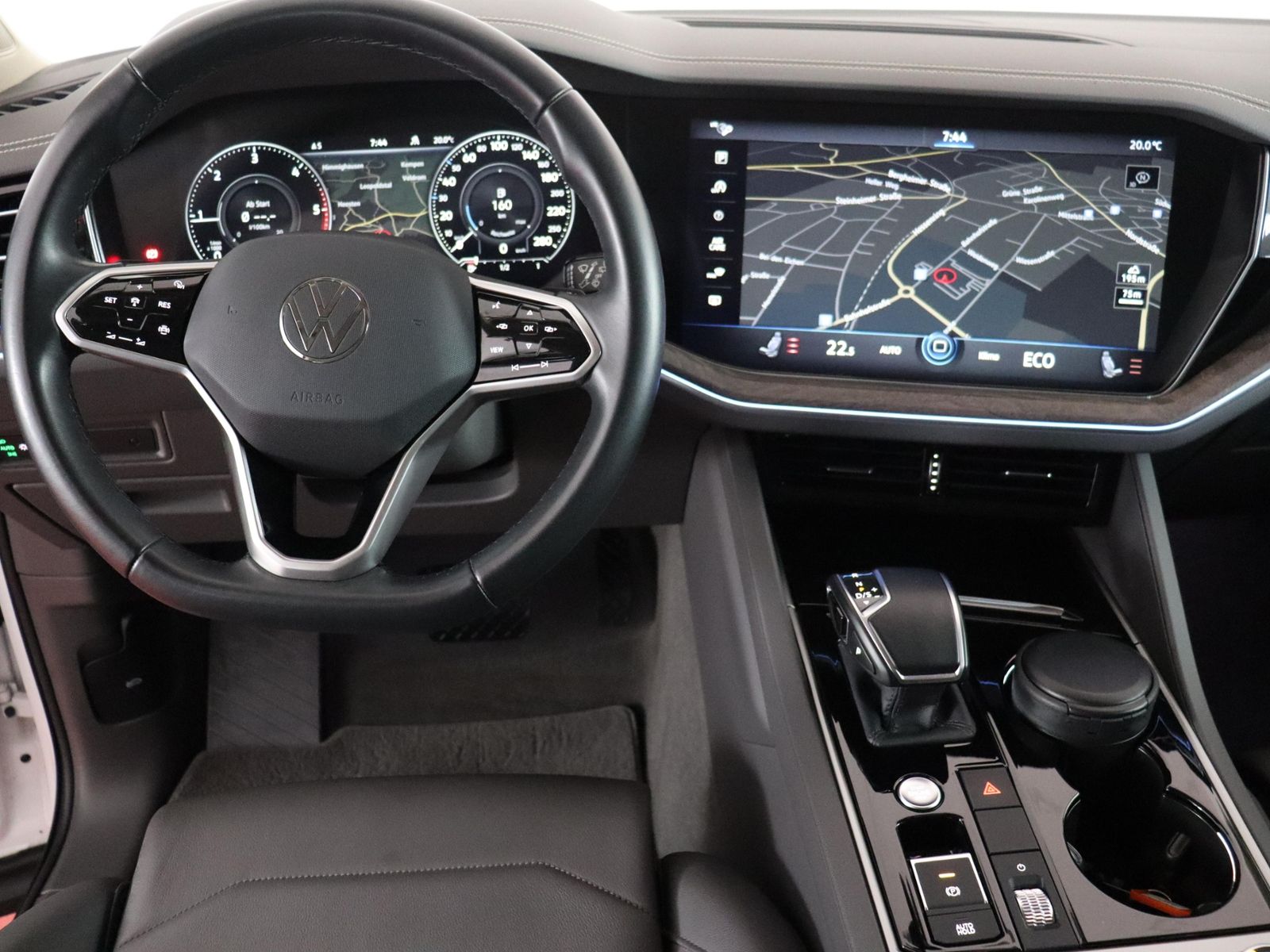 Volkswagen Touareg 2023 г. Белый, пробег 53125 км