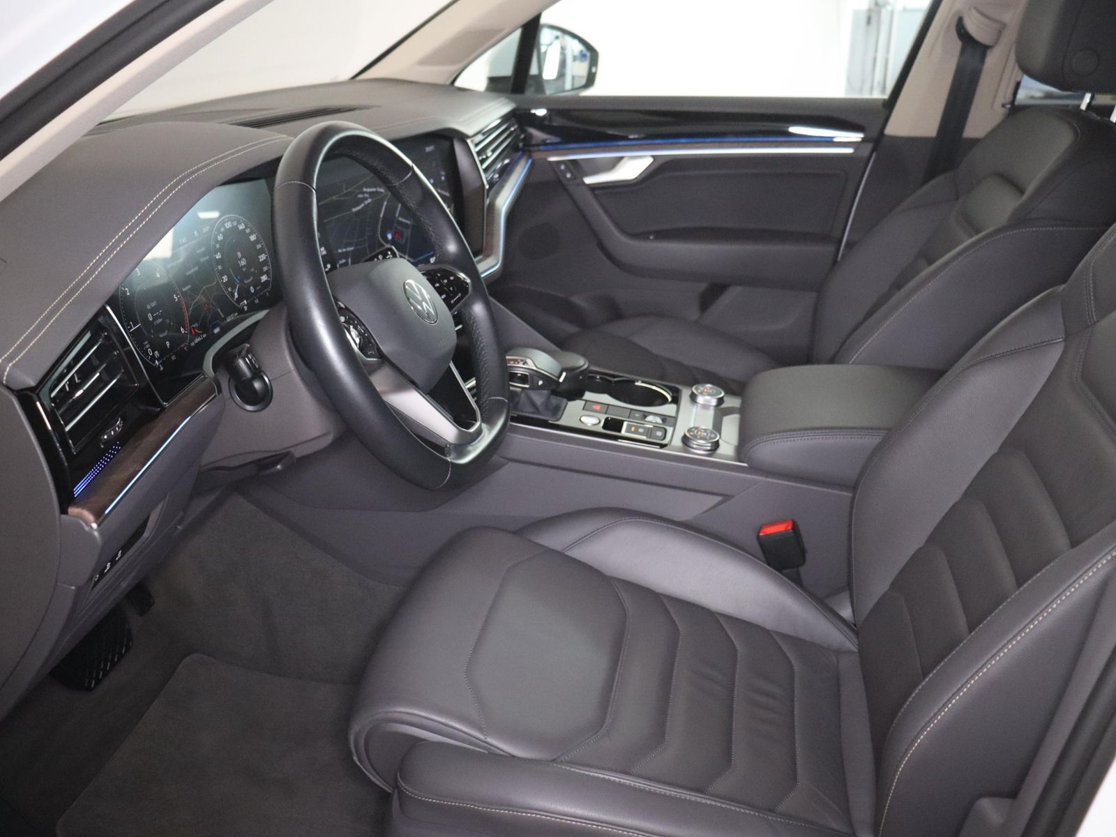 Volkswagen Touareg 2023 г. Белый, пробег 53125 км