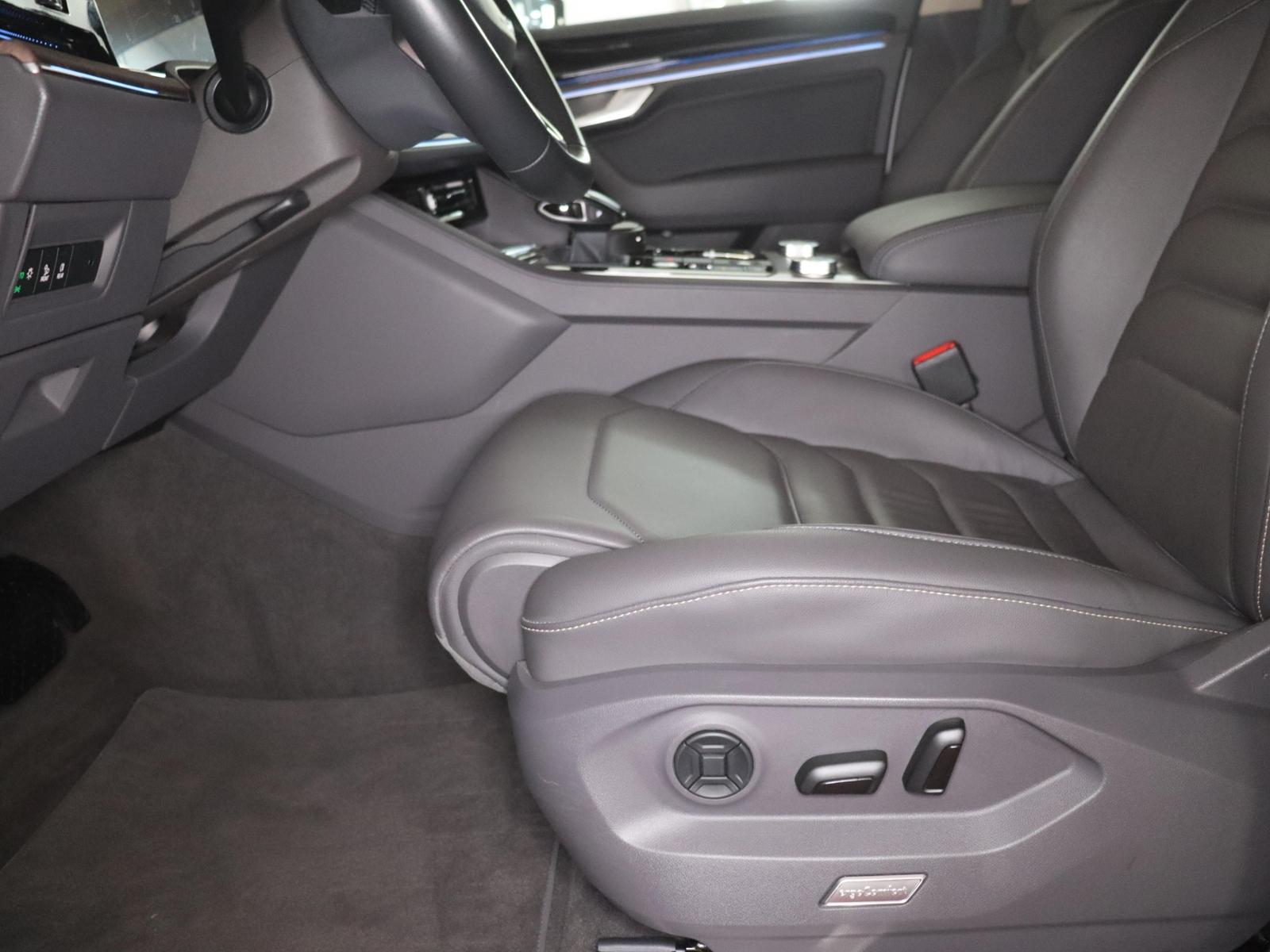Volkswagen Touareg 2023 г. Белый, пробег 53125 км