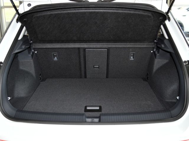 Volkswagen T-Roc 2023 г. Белый, пробег 28495 км