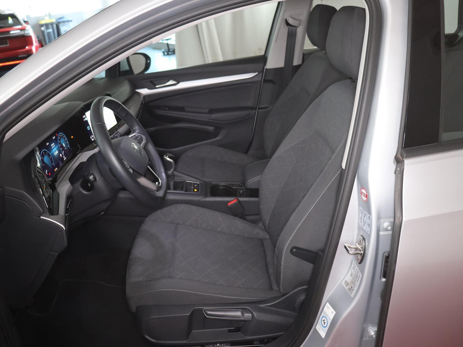 Volkswagen Golf 2024 г. Серебристый, пробег 25237 км