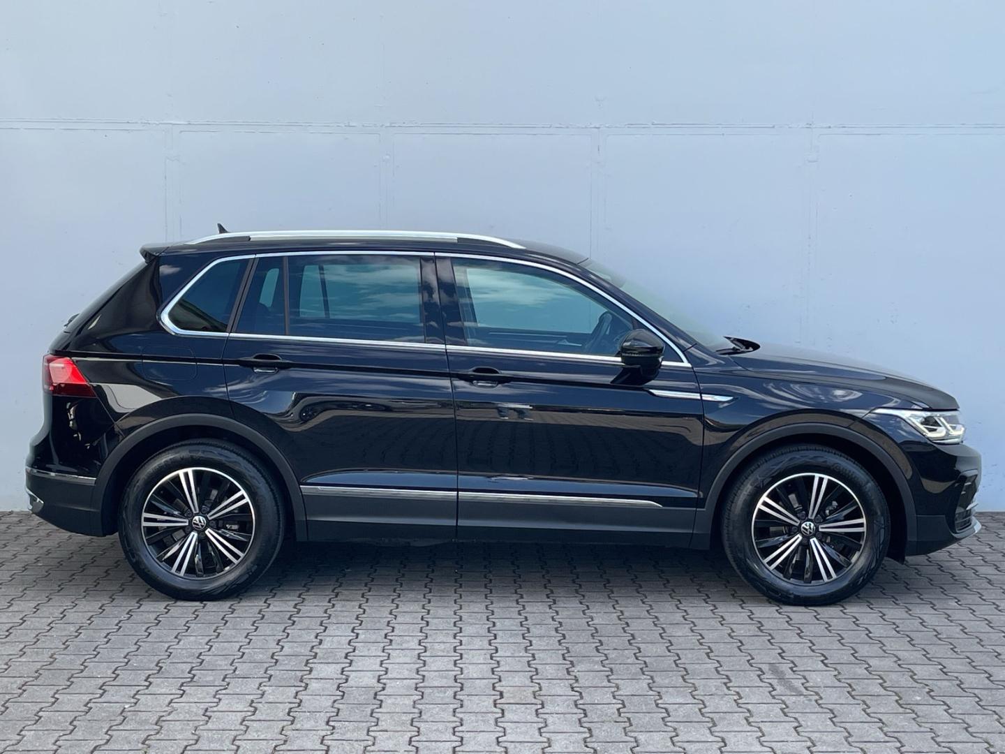 Volkswagen Tiguan 2022 г. Чёрный, пробег 32923 км
