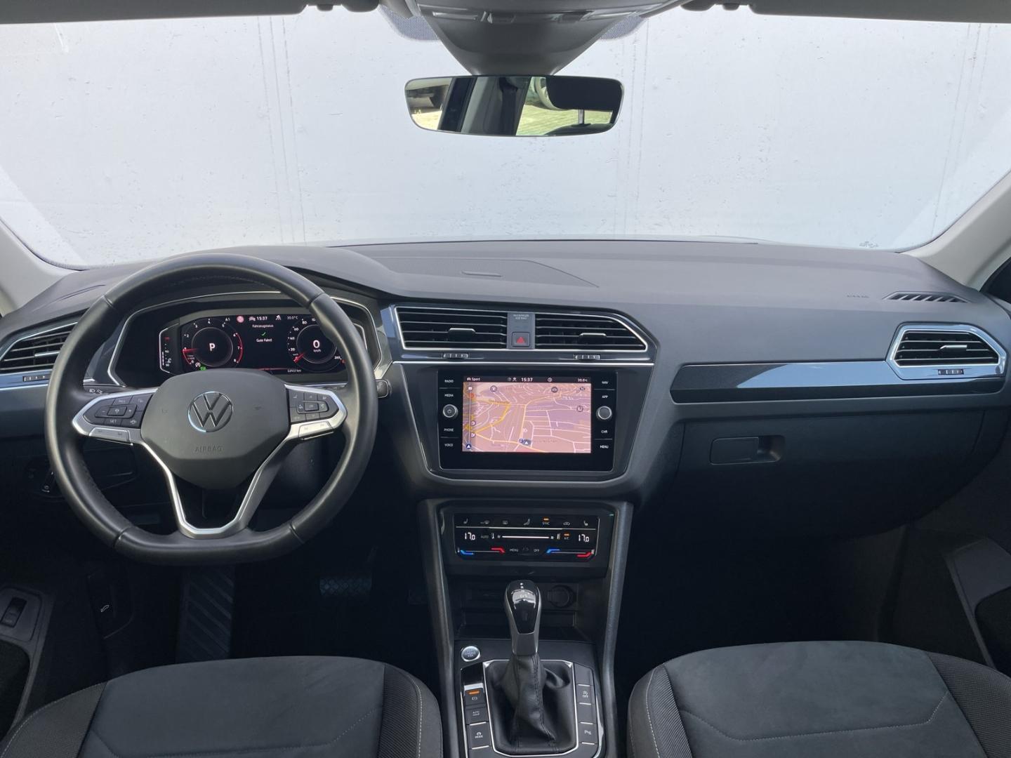 Volkswagen Tiguan 2022 г. Чёрный, пробег 32923 км