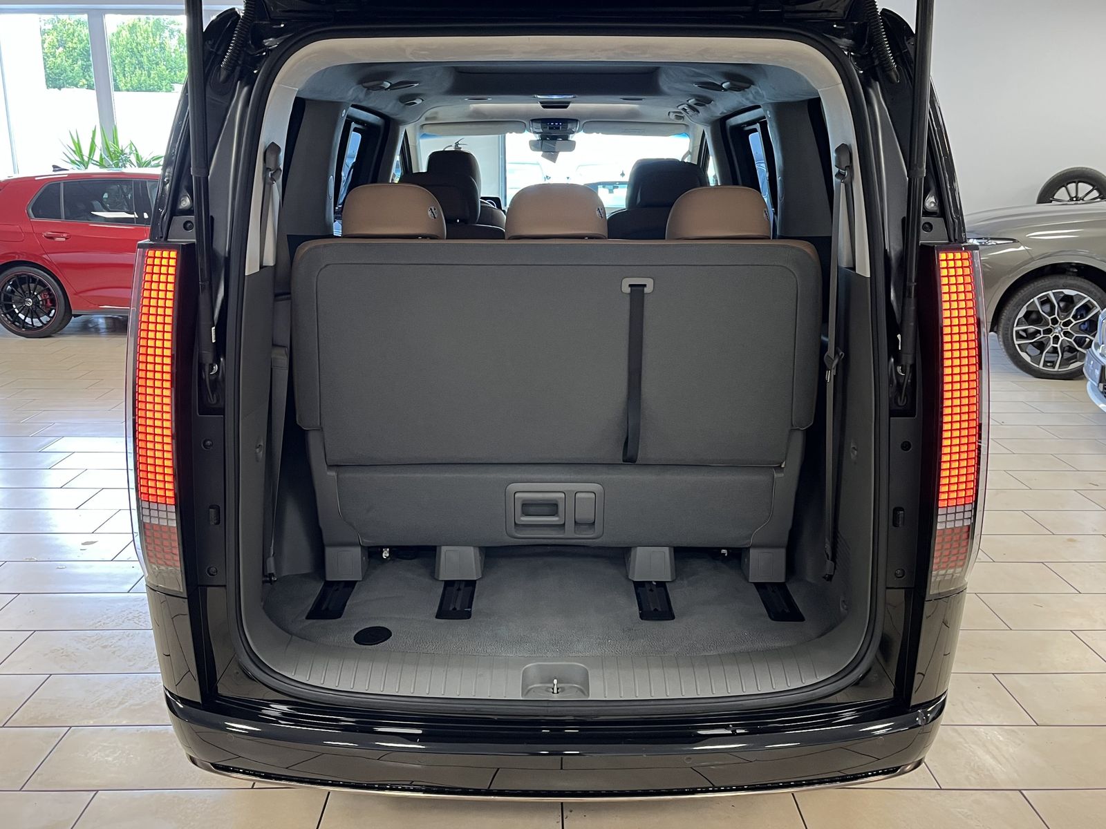 Hyundai Staria 2022 г. Чёрный, пробег 55309 км