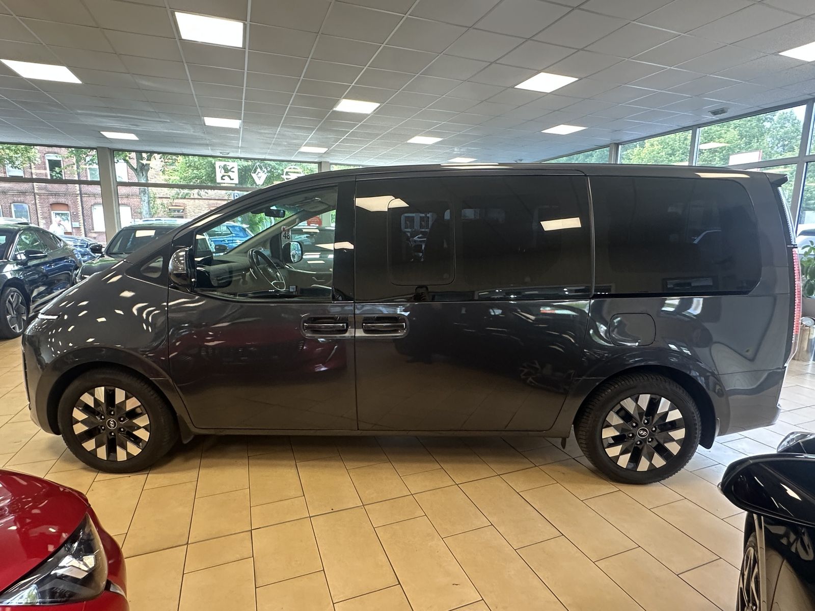 Hyundai Staria 2022 г. Серый, пробег 53950 км