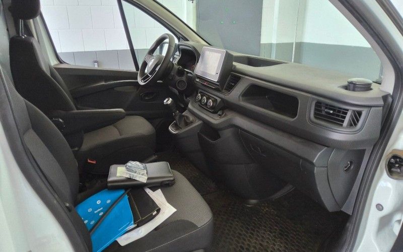 Renault Trafic 2023 г. Белый, пробег 58029 км