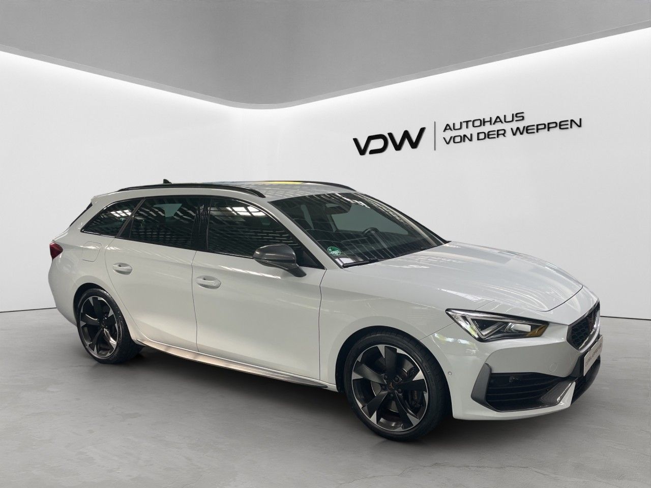 Cupra Leon 2022 г. Белый, пробег 48775 км